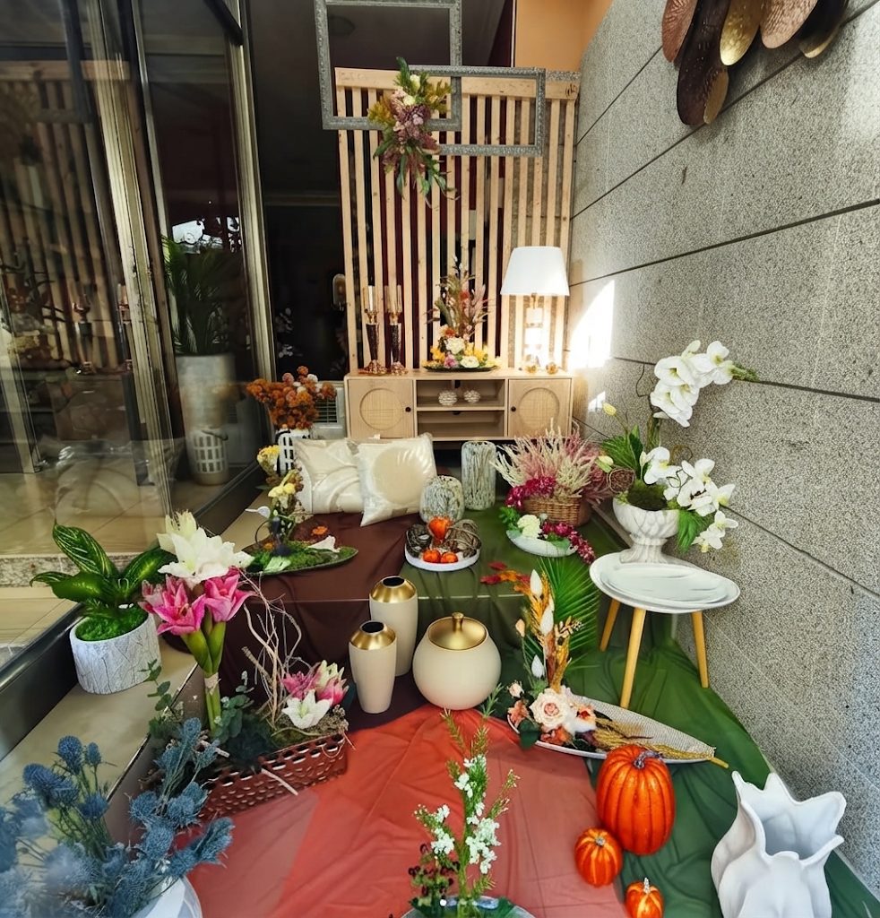 Rincón decorado con ramos secos, plantas y detalles florales dentro de Floristería Bonsai