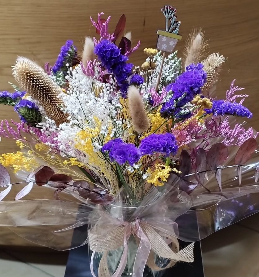 Ramo de flores silvestres y secas envuelto para regalo